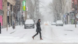 Person crossing the street in Montreal during a blizzard - Photo: SDWF