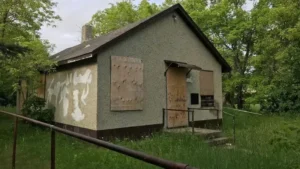 From 2019, one of the boarded-up houses in P.A. that appeared on a list of 13 that were not in compliance for safety and health reasons and have a deadline for compliance looming. There are another 68 properties with issue - Photo/paNOW)