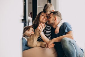 Young family with their sons at home having fun - Photo Freepik