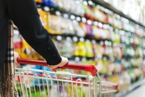 A person in a supermarket - Photo: Getty Images / hxdyl