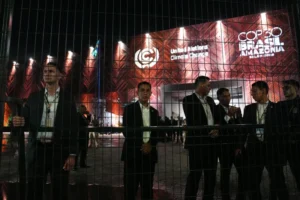 Security personnel stand behind a fence outside the venue for the COP30 U.N. Climate Summit in Belem, Brazil - Photo: AP Photo/Joshua A. Bickel