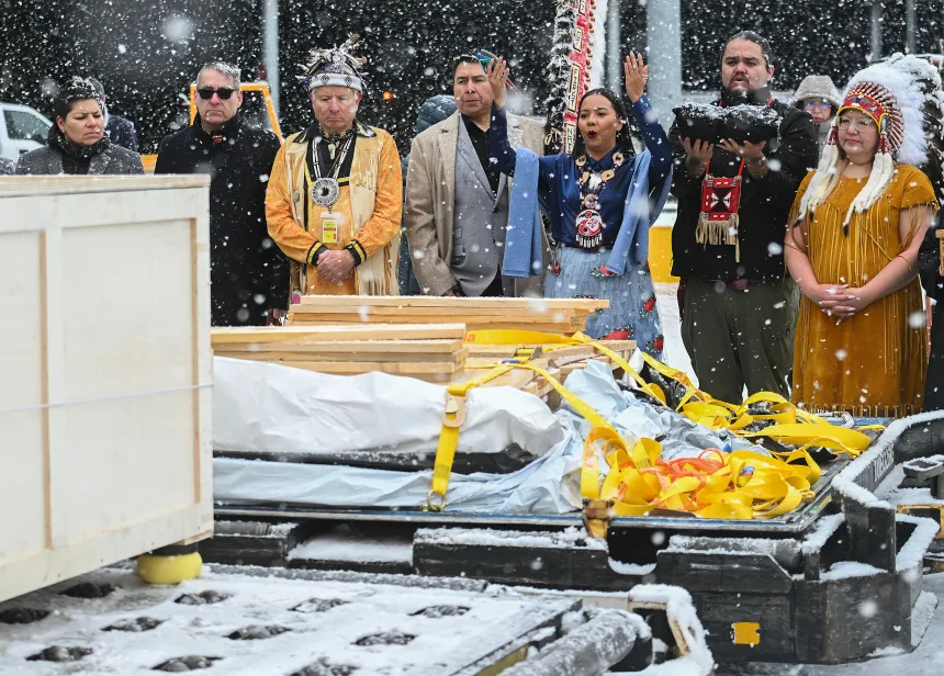 Assembly of First Nations National Chief Cindy Woodhouse Nepinak, along with representatives from various First Nations receive a kayak and other indigenous artifacts at Trudeau Airport in Montreal - Photo: Graham Hughes/AP