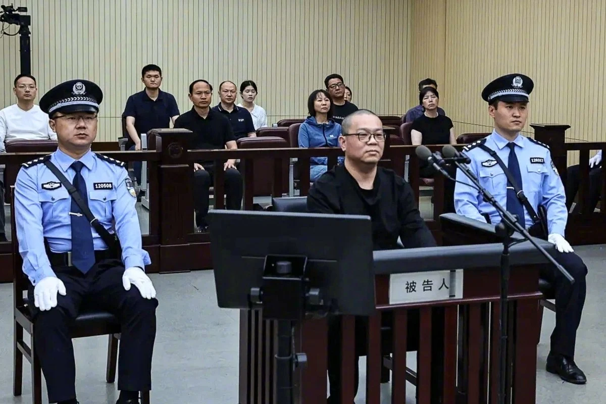 Bai Tianhui (centre), former general manager of China Huarong International Holdings, was sentenced to death by a Chinese court on Tuesday for corruption - Photo: Weibo