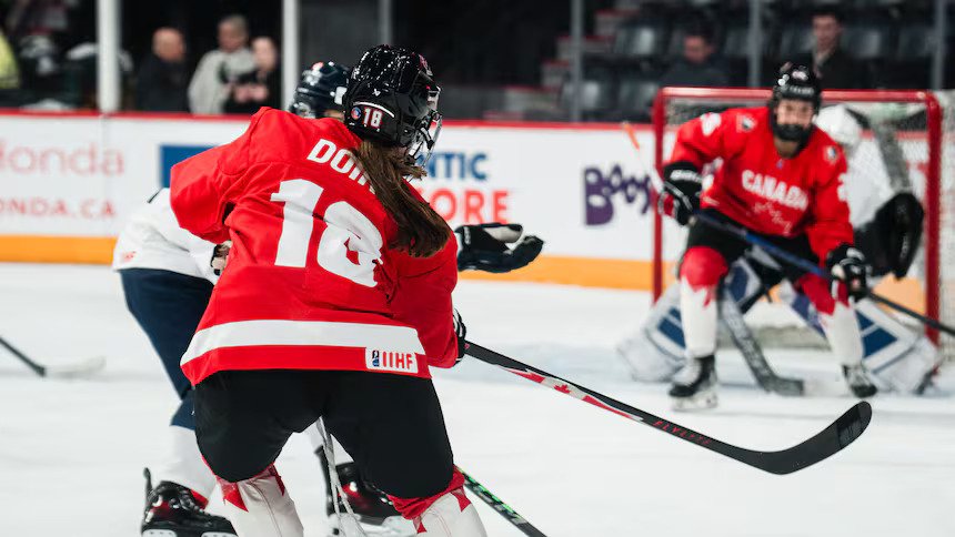 The Canadian women's U18 hockey team - Photo: Hockey Canada Images / Uncharted Media